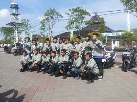 Peserta Tour de Soul naik All New Soul GT 125 di Masjid Agung Demak Jawa Tengah