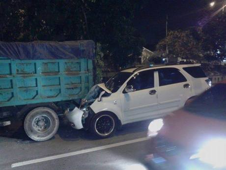 Terios remek Tubruk Truk Mogok di Surabaya