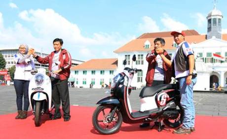 (kedua kiri) Direktur Marketing AHM Margono Tanuwijaya bersama dengan (kedua kanan) Direktur Marketing AHM Koichi Mizuno didampingi oleh riders peserta turing Honda Smart Adventure memperkenalkan sepeda motor skutik terbaru Honda Scoopy eSP di Kota Tua, Jakarta (28/5). Sepeda motor skutik terbaru Honda, Scoopy eSP akan ikut serta dalam turing Honda Smart Adventure menaklukan jarak sekitar 2.400 km untuk mengangkat pariwisata terbaik di tiga pulau tersebut.
