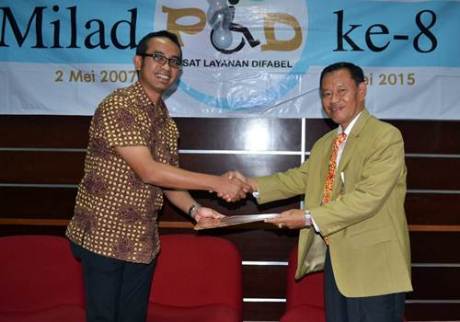 (dari kiri) Deputy Head of Corporate Communication AHM, Ahmad Muhibbuddin melakukan serah terima dokumen bantuan sepeda motor Honda berdesain khusus untuk mahasiswa difabel kepada Rektor UIN Sunan Kalijaga Yogyakarta, Prof. Drs. Akh. Minhaji PH.d di Kampus UIN, Yogyakarta (4/5). Sebagai upaya memperdalam perhatian terhadap dunia pendidikan, AHM bekerja sama dengan PLD UIN Sunan Kalijaga memperluas kegiatan tanggungjawab sosialnya dengan mengembangkan layanan mobilitas untuk mahasiswa difabel.