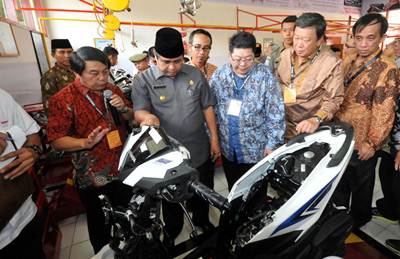AHM_04 : (dari ke 2 kiri) Gubernur Provinsi Jambi, Drs. H. Hasan Basri Agus, MBA, Deputy Head of Corporate Communication AHM Ahmad Muhibbuddin, GM Human Resource Division AHM, Lucas Prana Sunarja, President Director PT Sinar Sentosa Primatama, Ronny Attan dan GM Technical Service Division AHM, Wedijanto Widarso memantau sarana praktik Tempat Uji Kompetensi - Kurikulum Teknik Sepeda Motor (TUK-KTSM) Honda di SMK Negeri 3, Beliung, Kota Baru, Jambi (5/5). KTSM Honda dikembangkan AHM bekerjasama dengan Kementerian Pendidikan dan Kebudayaan Nasional sejak tahun 2010. Sampai saat ini, AHM telah berhasil menggandeng 320 SMK untuk turut terlibat dalam program ini.