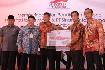 (kiri) Gubernur Provinsi Jambi, Drs. H. Hasan Basri Agus, MBA. menyaksikan penyerahan bantuan sarana praktik untuk siswa sekolah jurusan TSM Honda binaan AHM dari (ke2 kanan) GM Technical Service Division AHM, Wedijanto Widarso kepada Kepala Sekolah SMK Negeri 3 Jambi, Drs H. M. Ruslan pada acara peresmian Tempat Uji Kompetensi - Kurikulum Teknik Sepeda Motor (TUK-KTSM) Honda di SMK Negeri 3, Beliung, Kota Baru, Jambi (5/5).