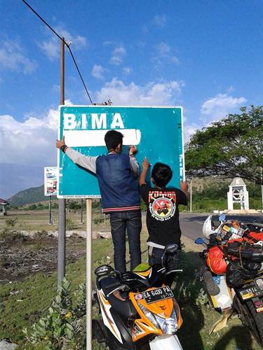 Aksi Komunitas Motor Box Indonesia bersihkan Papan Petunjuk Jalan dari Stiker Klub Motor ini Positif, Lanjutkan 02 pertamax7.com