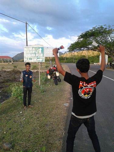 Aksi Komunitas Motor Box Indonesia bersihkan Papan Petunjuk Jalan dari Stiker Klub Motor ini Positif, Lanjutkan 03 pertamax7.com