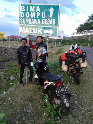 Aksi Komunitas Motor Box Indonesia bersihkan Papan Petunjuk Jalan dari Stiker Klub Motor ini Positif, Lanjutkan 04 pertamax7.com