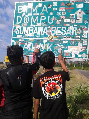 Aksi Komunitas Motor Box Indonesia bersihkan Papan Petunjuk Jalan dari Stiker Klub Motor ini Positif, Lanjutkan 06 pertamax7.com