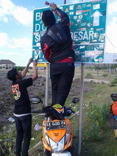 Aksi Komunitas Motor Box Indonesia bersihkan Papan Petunjuk Jalan dari Stiker Klub Motor ini Positif, Lanjutkan 08 pertamax7.com