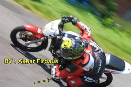 aksi yamaha vixion cornering sampai sikut nyentuh aspal elbow down