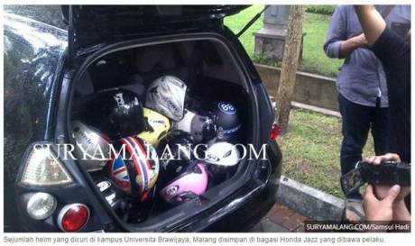 anak polisi baik honda jazz jarah helm di kampus Universitas Brawijaya, tertangap basah sikat 15 helm