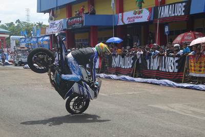 Atraksi Trikana di Seri 1 Yamaha Cup Race 2015 di GOR Satria Purwokerto