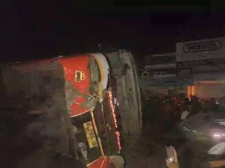 Bus Harapan Jaya terobos lampu merah Tabrak Motor , Hancur di Hakimi masa 01Pertamax7.com