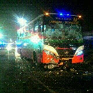Bus Harapan Jaya terobos lampu merah Tabrak Motor , Hancur di Hakimi masa 04Pertamax7.com