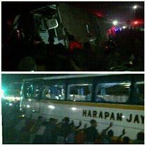 Bus Harapan Jaya terobos lampu merah Tabrak Motor , Hancur di Hakimi masa 05Pertamax7.com