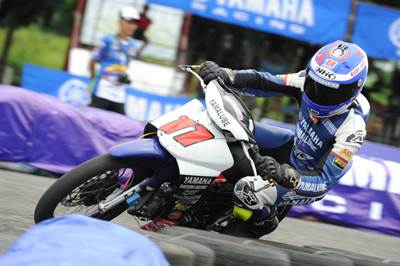 Jupiter Z1 injeksi digeber Dikki Ersa (Yamaha Yamalube NHK IRC Nissin NGK Bahtera R.T) juara umum kelas Pemula seri 1 Yamaha Cup Race 2015 di GOR Satria Purwokerto