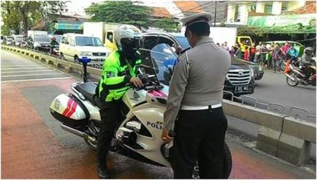 kasat-lantas-jakarta-barat-akbp-ipung-purnomo-saat-menyetop-rocky-hendaramen-mengendarai-moge