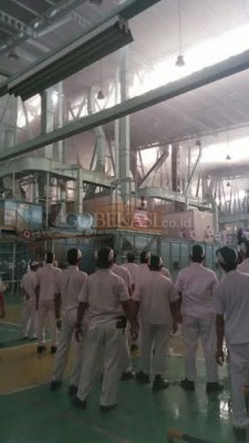 Karyawan ahm sedang memadamkan api di pabrik cikarang foto : gobekasi