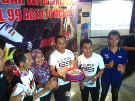 Perayaan ultah jorge lorenzo yamaha indonesia bersama fans klub 00