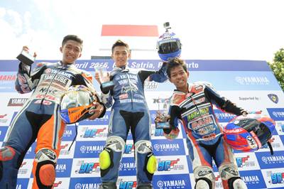 Podium YCR 3 (Moped 110 cc Tune Up Seeded dan Open Class Injeksi) Seri 1 Yamaha Cup Race 2015 di GOR Satria Purwokerto