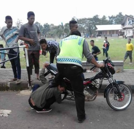 polisi geber knalpot blombongan di telingan pemilik motor 1