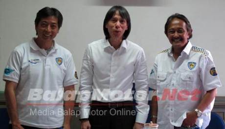 ( dari kiri ) Frans Tanujaya, Robert, dan Donny P