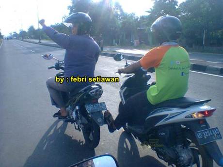 rider yamaha R15 bantu step jupiter z yang mogok karena kehabisan oli 1