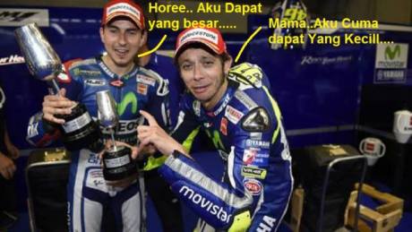 rossi bercanda dengan lorenzo akibat piala motogp jerez 2015