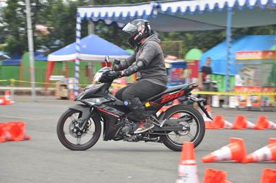Test ride pengunjung seri 1 Yamaha Cup Race di GOR Satria Purwokerto