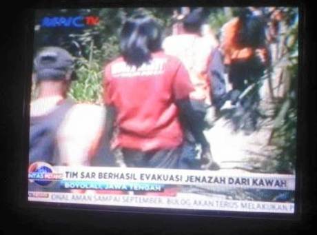 tim SAr berhasil evakuasi jenazah dari kawah gunung merapi