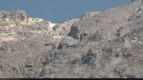 tim SAR evakuasi jenazah pendaki dari kawah merapi 00 pertamax7.com