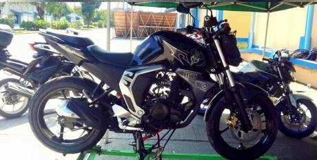 yamaha byson fi jejer santai dengan yamaha MT-25 blue foto dari om orong2, blog ini nggak ada bocoran, aman, suwer