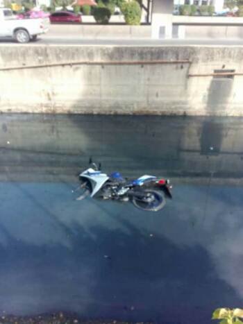 yamaha R25 masuk sungai 01 pertamax7.com