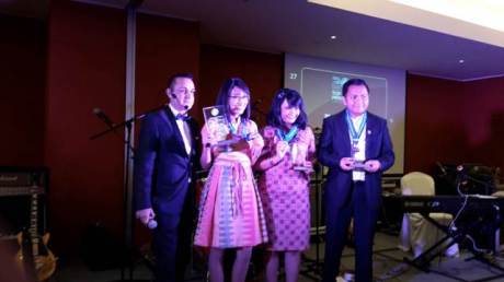 (tengah) Perwakilan AHM Eka Saptadi menerima piagam penghargaan Contact Center World Asia Pacific 2015 yang diserahkan oleh (kiri) Contact Center World President Raj Wadhwani di Sentosa, Singapura. AHM meraih 4 penghargaan bergengsi di ajang The Top Ranking Performers in the Contact Center World (CCW) Asia Pacific 2015 yang semakin membuktikan kualitas dan komitmen AHM dalam memberikan layanan terbaik untuk konsumen.