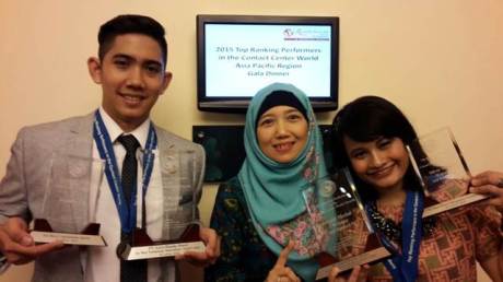 (tengah) Perwakilan AHM Eka Saptadi menerima piagam penghargaan Contact Center World Asia Pacific 2015 yang diserahkan oleh (kiri) Contact Center World President Raj Wadhwani di Sentosa, Singapura. AHM meraih 4 penghargaan bergengsi di ajang The Top Ranking Performers in the Contact Center World (CCW) Asia Pacific 2015 yang semakin membuktikan kualitas dan komitmen AHM dalam memberikan layanan terbaik untuk konsumen.