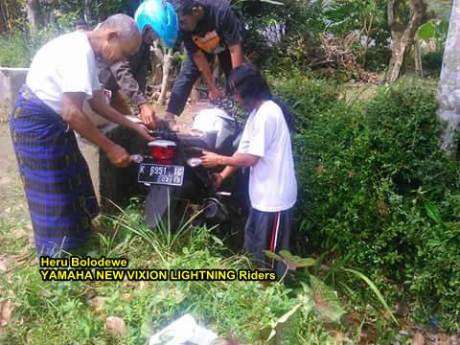 diduga melamun honda CB150R nyungsep di got 1