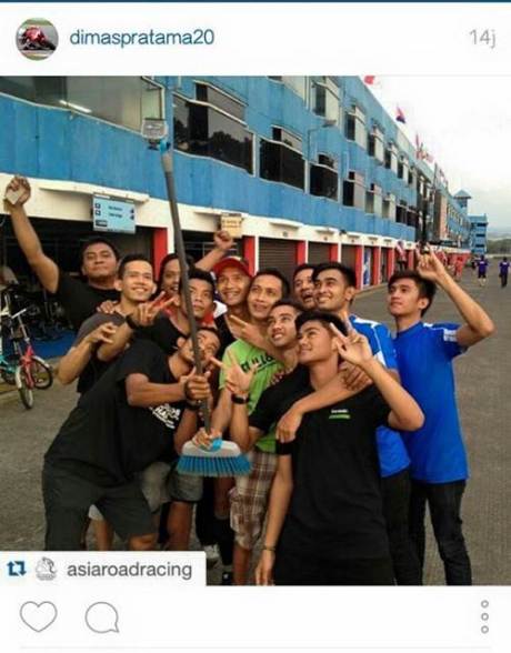dimas ekky berpose bersama pebalap asia road racing 2015 di sentul