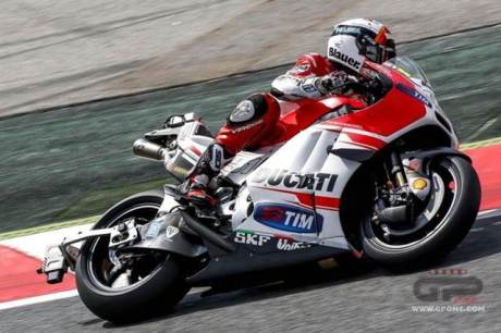 ducati test ban michelin dengan alat aneh dari film fiksi ilmiah