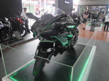 Kawasaki Ninja H2 pekan raya jakarta 2015 01 pertamax7.com