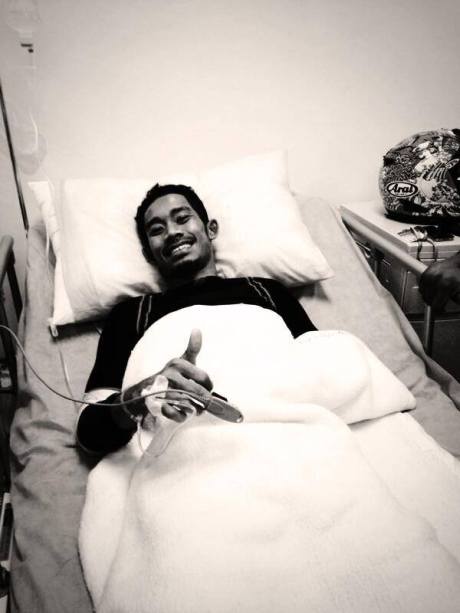 m fadli tersenyum setelah operasi crash sepang moto2 2013