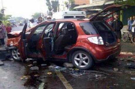 mobil aditya DJ itu hancur setelah di keroyok pebalap liar