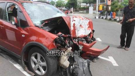 mobil-aditya-wahyudi-hancur-dikeroyok-pebalap-liar-surabaya