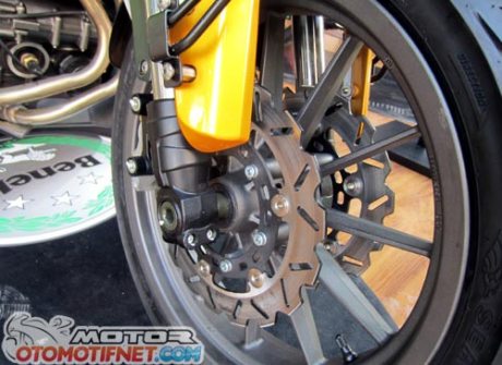 Modifikasi Benelli TNT 250 Emas Pekan Raya Jakarta 2015 benelli-tnt-250-jakarta-fair-2015-3Pertamax7.com