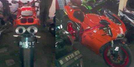 Pemotor Ducati Serempet Polisi di JLNT mencoba kabur di hadang Warga, tak bisa menunjukkan STNK 2