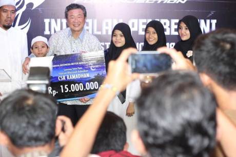 PT Yamaha Indonesia Motor Manufacturing memberikan santunan uang tunai dan peralatan tulis untuk panti asuhan Yayasan Khazanah Kebajikan (tampak Minoru Morimoto Vice President PT YIMM)