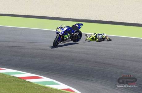 rossi crash yamaha m1 michelin test mugello 2015