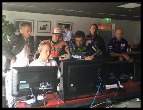 rossi dan marquez mengamati race direction analisis hasil balap motogp assen 2015