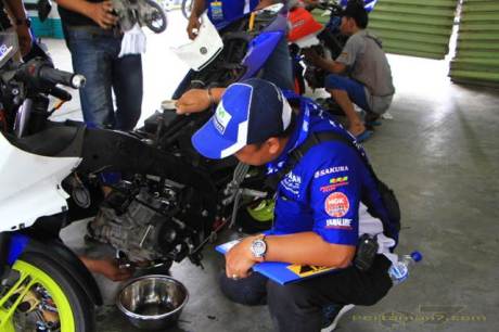 scrutineering yamaha R15 basmi kecurangan ada diskualifikasi 02 pertamax7.com