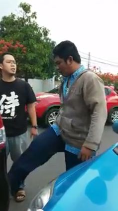 sopir taxi tendang mobil suzuki ertiga