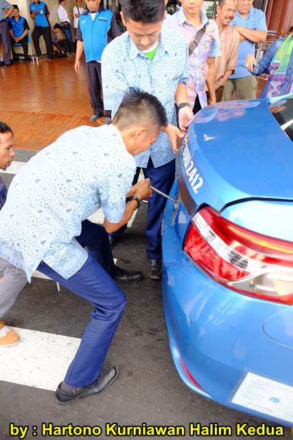 Aksi Heroik Sopir Taxi Blue Bird Selamatkan Koper Penumpang di bagasi yang Macet bersama Ibu Srikandi Penolong 00 pertamax7.com
