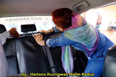 Aksi Heroik Sopir Taxi Blue Bird Selamatkan Koper Penumpang di bagasi yang Macet bersama Ibu Srikandi Penolong 07 pertamax7.com
