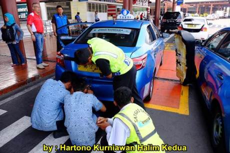 Aksi Heroik Sopir Taxi Blue Bird Selamatkan Koper Penumpang di bagasi yang Macet bersama Ibu Srikandi Penolong 17 pertamax7.com